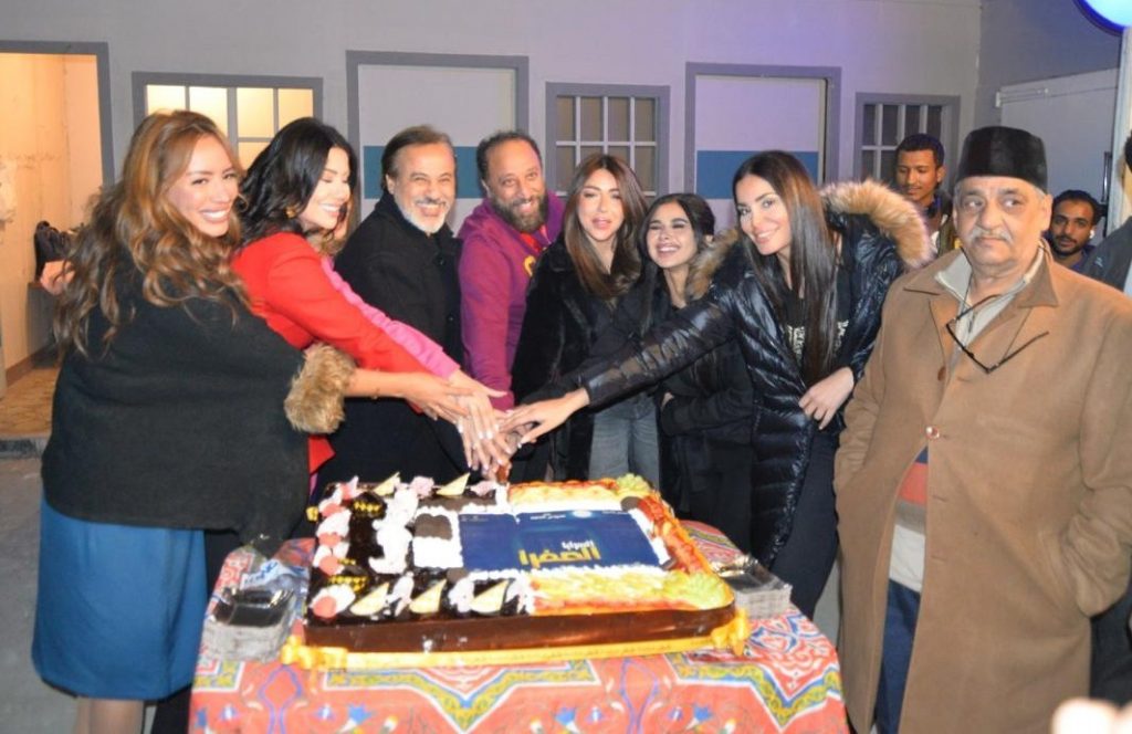 اسرة مسلسل السرايا الصفرا يحتفلون ببداية التصوير قبل رمضان 26