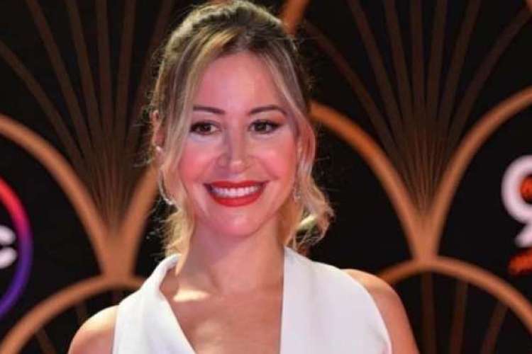 النجمة منة شلبي تحت الحصار دراما وشمس وقمر مسرح