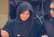 صورة الفنانة زينة في لحظة وداع مؤثرة تستقبل واجب العزاء في شقيقها اسلام