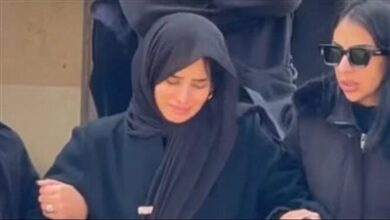 صورة الفنانة زينة في لحظة وداع مؤثرة تستقبل واجب العزاء في شقيقها اسلام