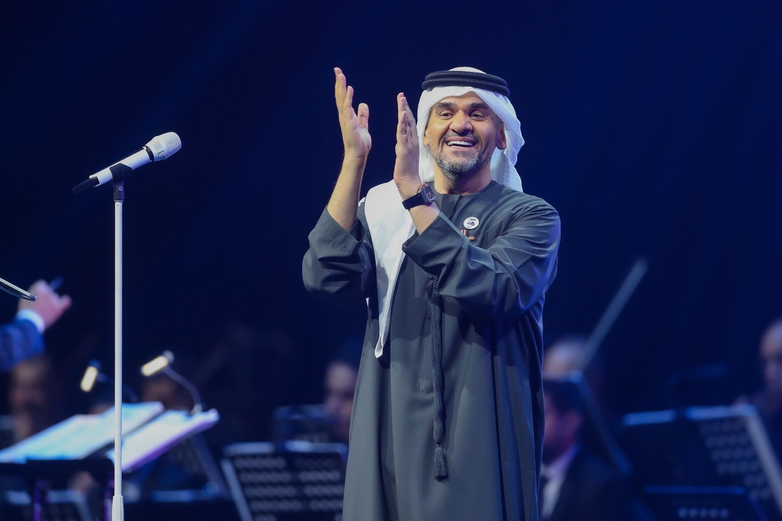 حسين الجسمي يتألق ويبهج ليالي العيد بحفل كامل العدد في أبو ظبي