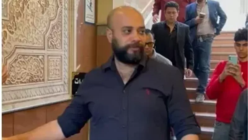 الفنان حاتم صلاح يتلقى واجب العزاء في وفاة والده بحضور كبير للنجوم