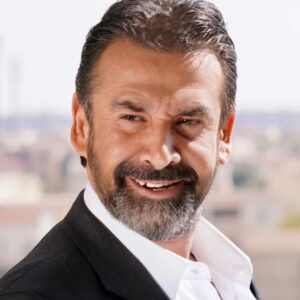 الفنان كريم عبد العزيز يؤكد حضوره القوي بين كبار النجوم ويواصل دراما وسينما