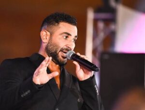 احمد سعد يثير الجدل دائما ويقص شعره وذقنه ويعتذر علي الهواء