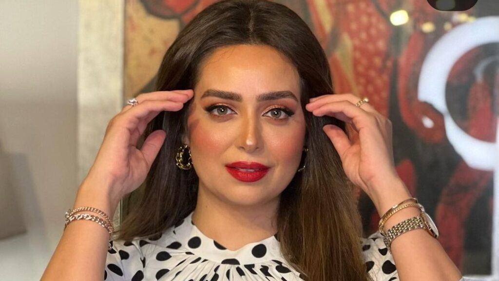 النجمة هبة مجدي تقاوم المرض الخبيث في صمت وتطمئن جمهورها وتواصل نشاطها الفني