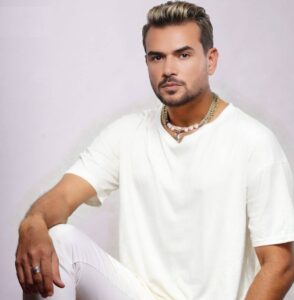 سامو زين يشغل مواقع التواصل بعد إعلانه ارتباطه علي الهواء مباشرة