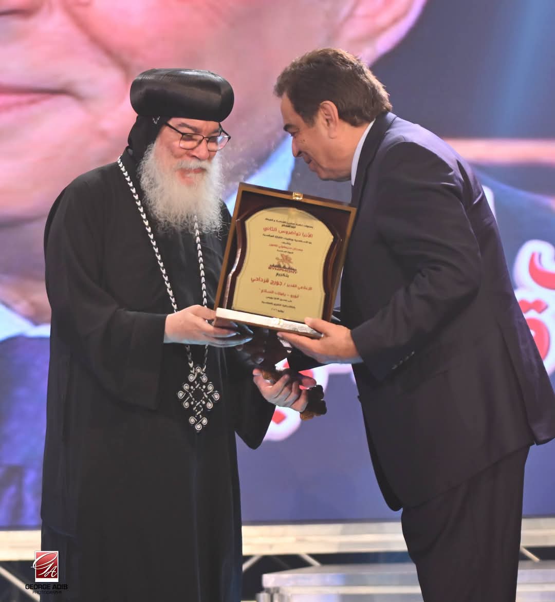 تكريم جورج قرداحي بمهرجان سمفوني السادس بالقاهرة بصفته أحد رسل السلام
